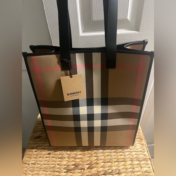 Burberry tote - Picture 1 of 13